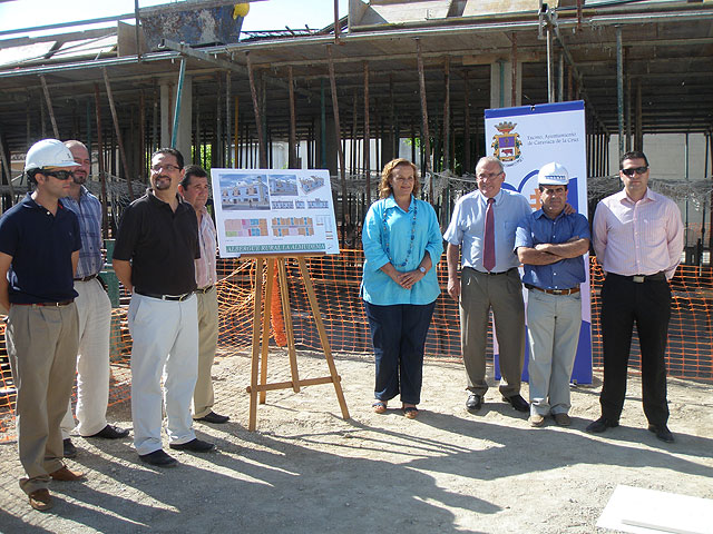 La directora general de Infraestructuras Turísticas, Marina García (en el centro), junto al alcalde de Caravaca, Domingo Aranda, durante la visita a las obras del Albergue de La Almudema