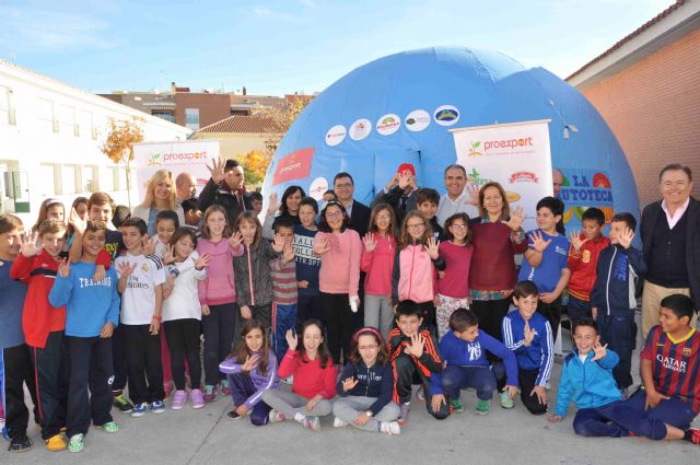 La Santa Cruz participa en el proyecto 'Frutoteca', que lleva la huerta al patio de colegio