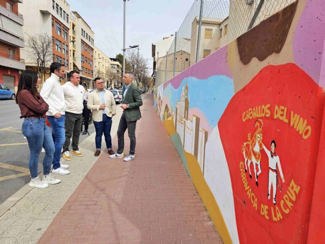El Ayuntamiento de Caravaca continúa su apuesta por el arte urbano para embellecer espacios con la creación de un nuevo mural
