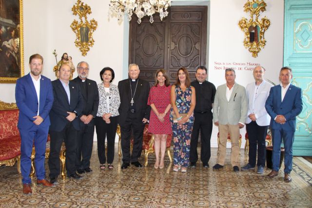 El Obispo de la Diócesis de Cartagena recibe a la Real e Ilustre Cofradía de la Santísima y Vera Cruz de Caravaca.