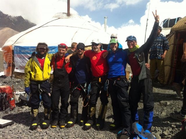 Los montañistas de 'Adenow' hacen cumbre en el pico Lenin y dejan una réplica de la Cruz de Caravaca