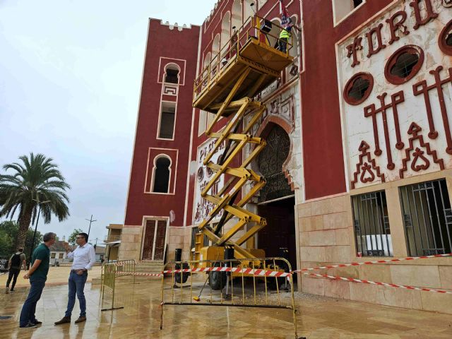 El Ayuntamiento de Caravaca realiza obras de mejora en la emblemática fachada neomudéjar de la Plaza de Toros de la localidad